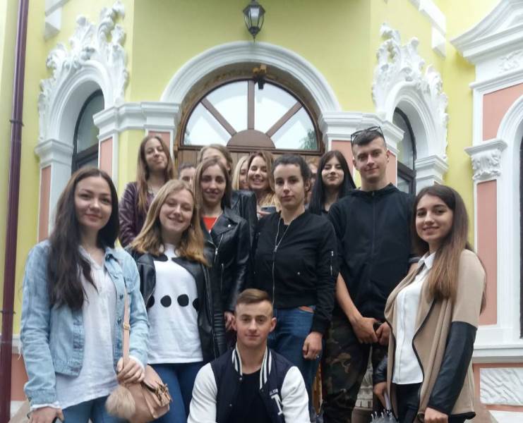 студенти перед входом у бібліотеку